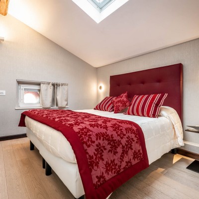 Accogliente camera mansardata