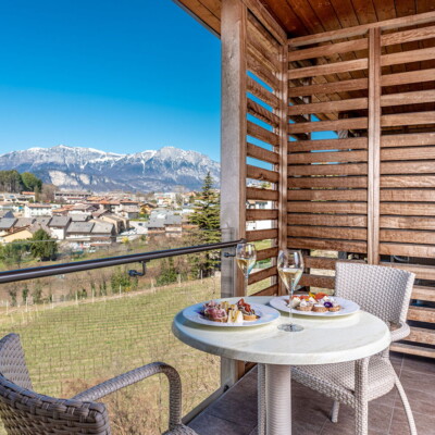 Aperitivo in camera belvedere con vista sulle colline di trento