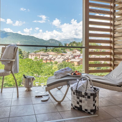 Aperitivo in camera junior suite con vista sulle colline di trento