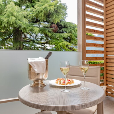 Aperitivo in camera matrimoniale a trento con balcone privato