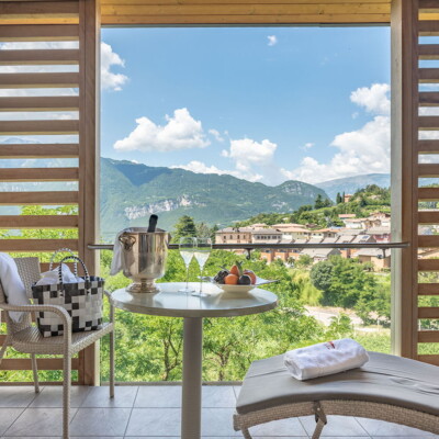 Aperitivo in junior suite con vista sulle colline di trento