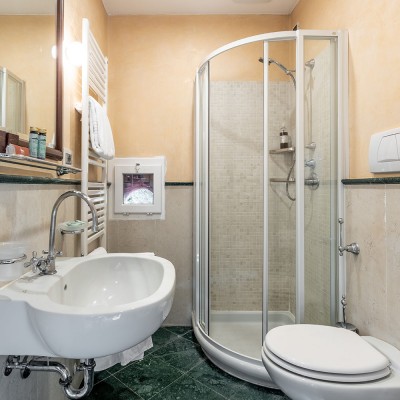 Bagno camera mansarda hotel trento