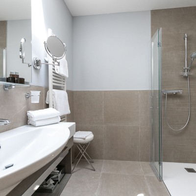 Bagno con doccia stanza family room