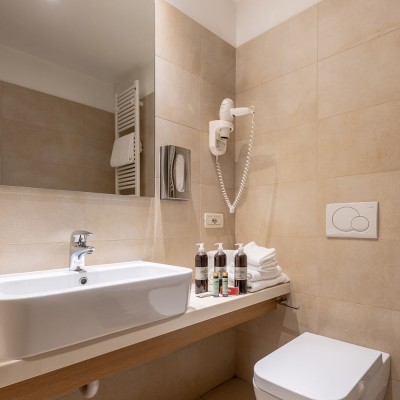 Bagno moderno rinnovato suite