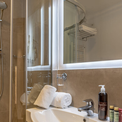 Camera classic con comodo bagno con doccia