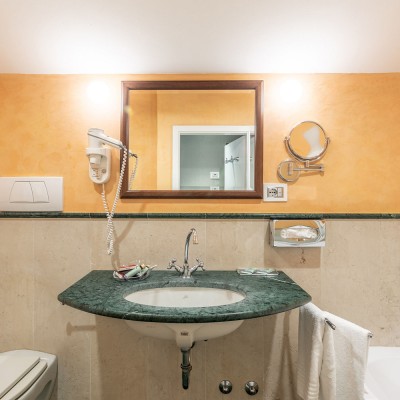 Camera con vasca da bagno