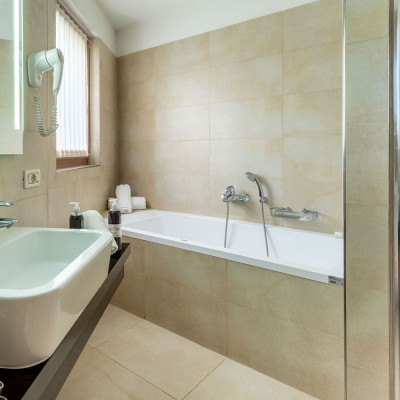 Camera junior suite con doccia vasca