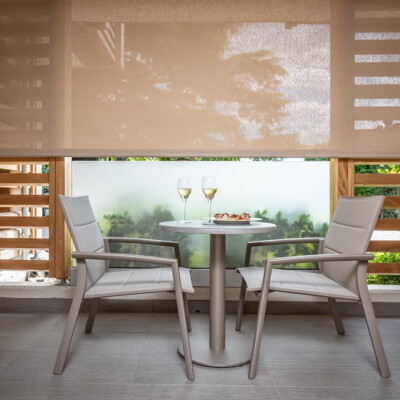 Camera matrimoniale al piano terra con balcone e tenda oscurante