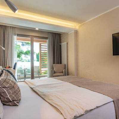 Camera matrimoniale con balcone e tv grande