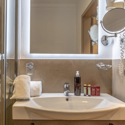 Camere classic con comodi bagni con doccia