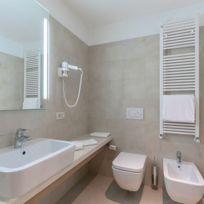 Camere con bagni moderni doccia