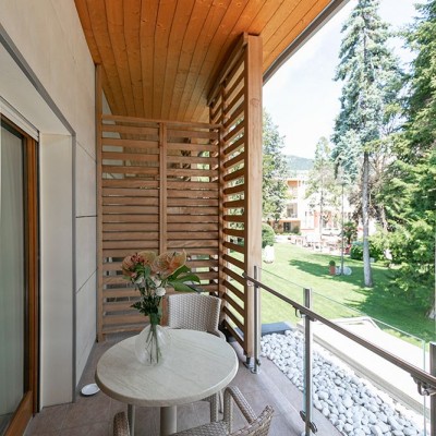 Camere con balcone su giardino villa