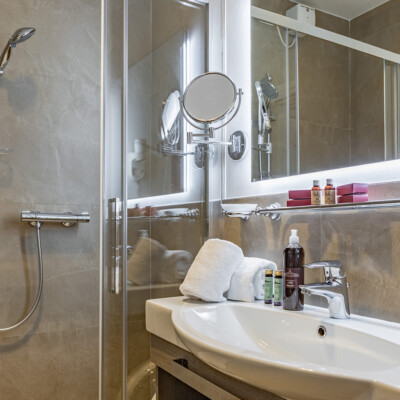 Elegante bagno con doccia camere matrimoniali classic