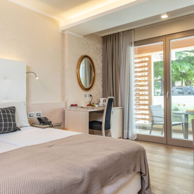 Elegante camera matrimoniale al piano terra con balcone