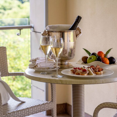 Hotel a trento aperitivo in camera con idromassaggio