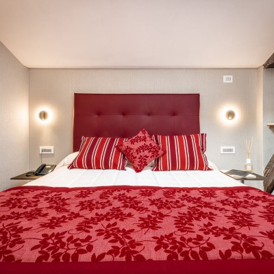 Hotel con stanze mansardate travi a vista