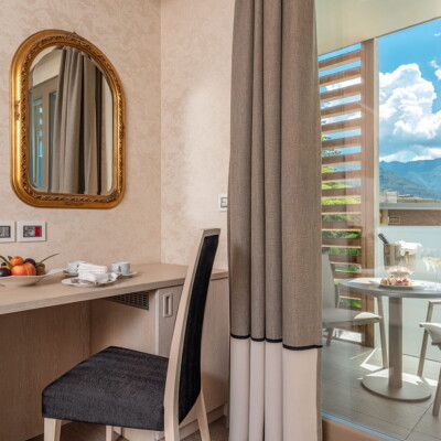 Hotel trento elegante camera con balcone