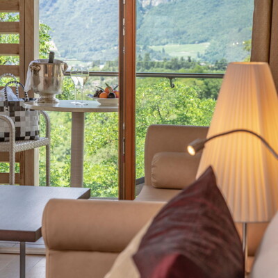 Junior suite aperitivo con vista sulle colline di trento