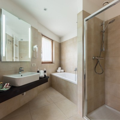 Junior suite bagno grande con vasca doccia