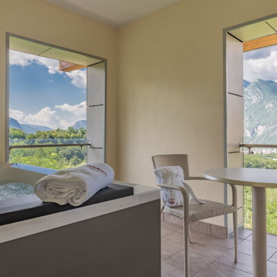 Junior suite trento con terrazza e idromassaggio privato con vista