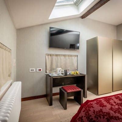 Mansarda camera hotel arredamento moderno