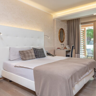 Spaziosa camera matrimoniale al piano terra con balcone