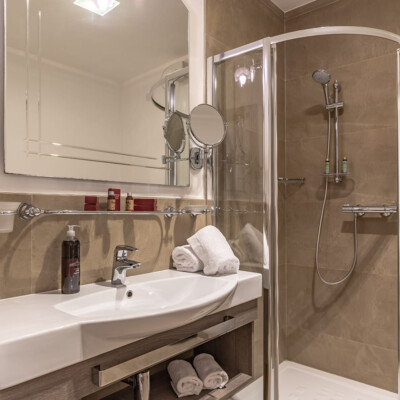 Spazioso bagno con doccia camera matrimoniale