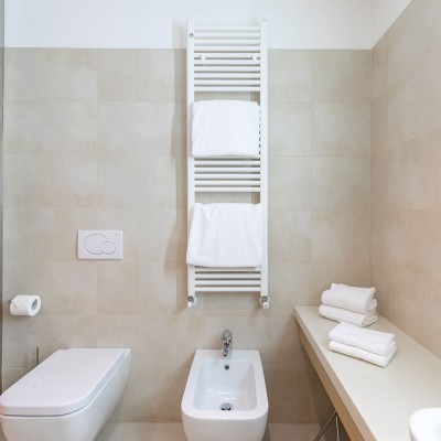 Stanze con spazioso bagno con doccia