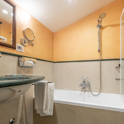 Villa madruzzo camera mansarda con vasca