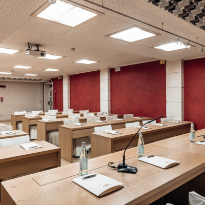 Ludovico madruzzo 2 sala con allestimento a banchi