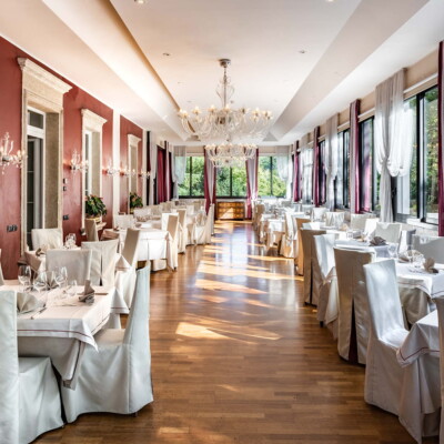 Luminosa e spaziosa sala da pranzo per matrimoni