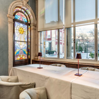 Luminosa ed elegante sala meeting in villa a trento