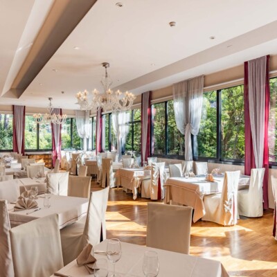 Ristorante a trento con sala da pranzo immersa nel verde