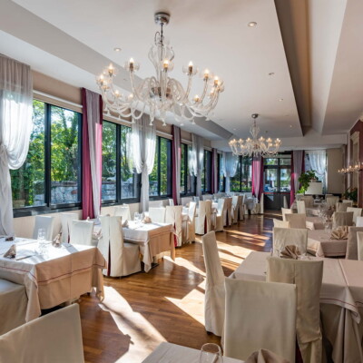 Sala da pranzo con vetrate e accesso sul giardino