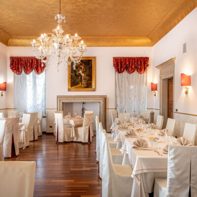 Antica sala da pranzo con caminetto per eventi privati a trento