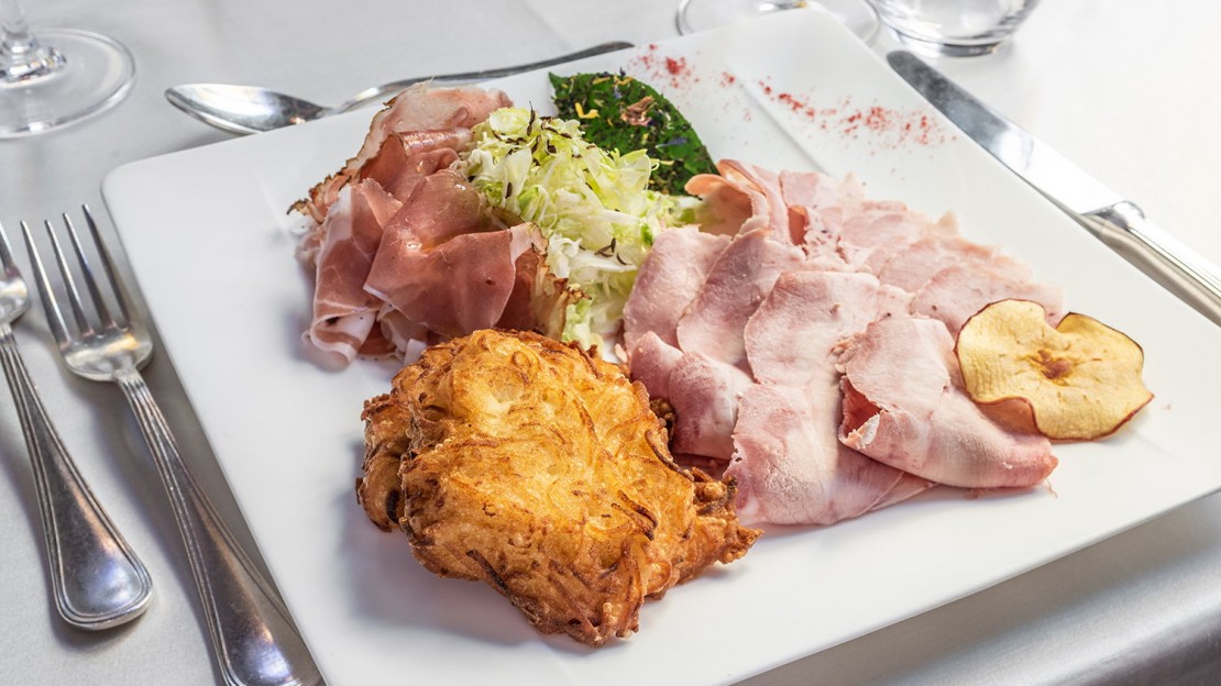 Antipasto - Tortel di patate con prosciutto casereccio, insalata di cappuccio e speck