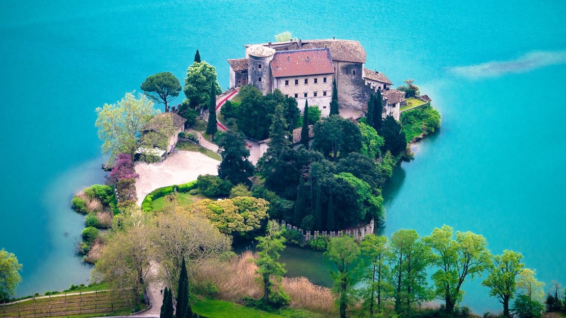 Castel Toblino sul lago trentino