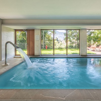 Hotel piscina con vista colline trento