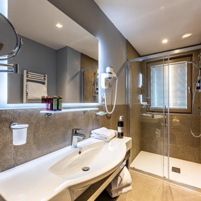 Camera con doppio bagno e doccia spaziosa