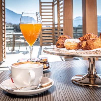 Colazione in camera in terrazza con vista su colline trento