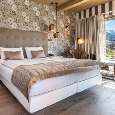 Lussuosa junior suite garden con arredamento elegante