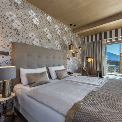 Spaziosa junior suite con vista sulle colline di trento